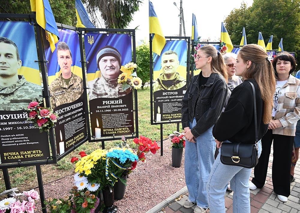 На Алеї Слави Героїв в Кагарлику під час відкриття пам'ятних банерів на честь полеглих Героїв 4