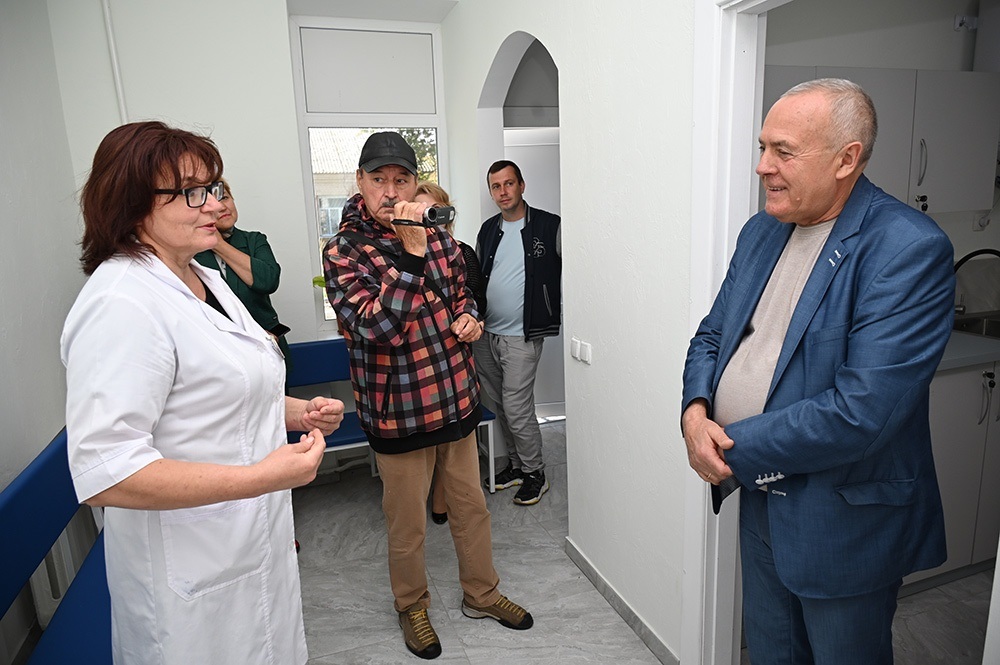 Завідуюча клініко-діагностичною лабораторією Валентина Сікан розповідаєКагарлицькому міському голові Олександру Панюті про роботу лабораторії