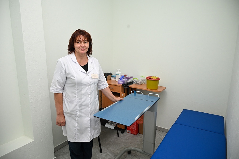 Валентина Сікан демонструє кімнату, обладнану для забору крові в Кагарлицькій БПЛ