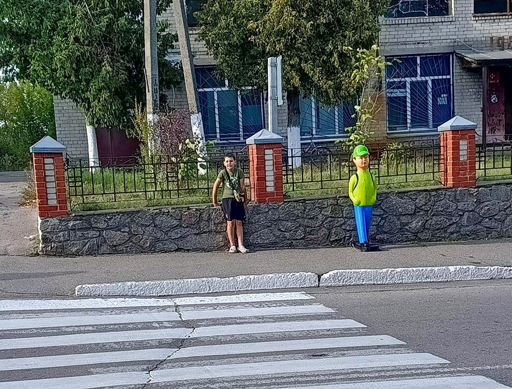 "Зелений хлопчик" в Буртах убезпечуватиме рух через "пішохід" дітей, адже встановлений неподалік місцевої гімназії