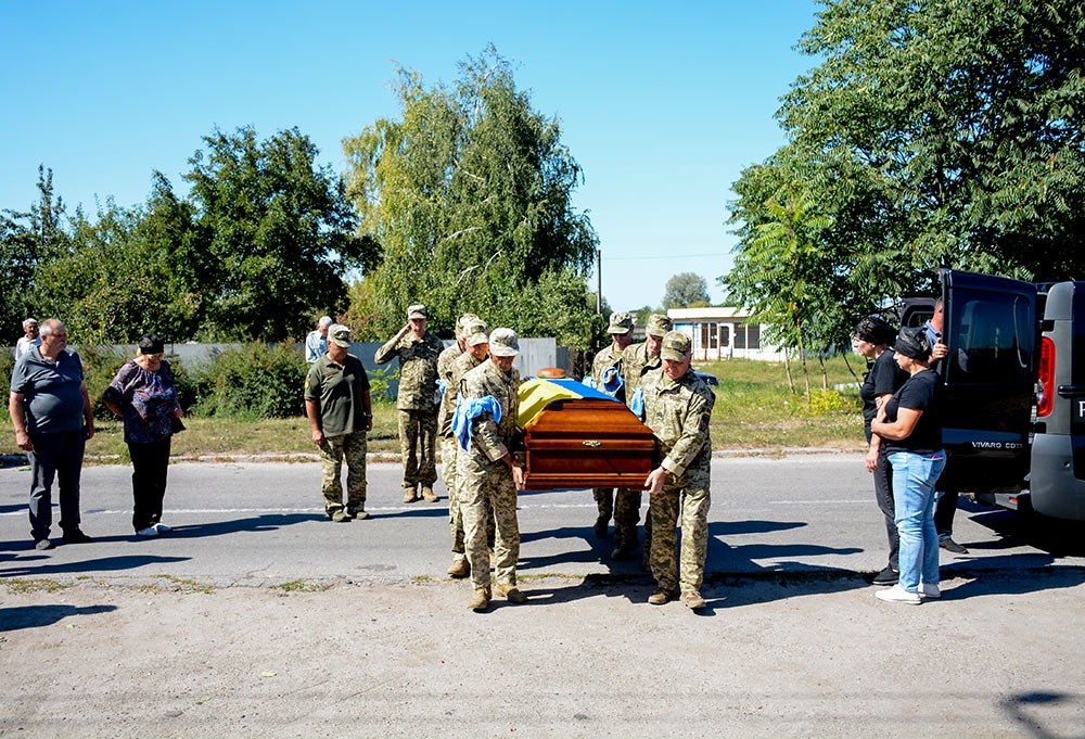 У Сущанах провели в останню путь воїна Володимира Семененка 9