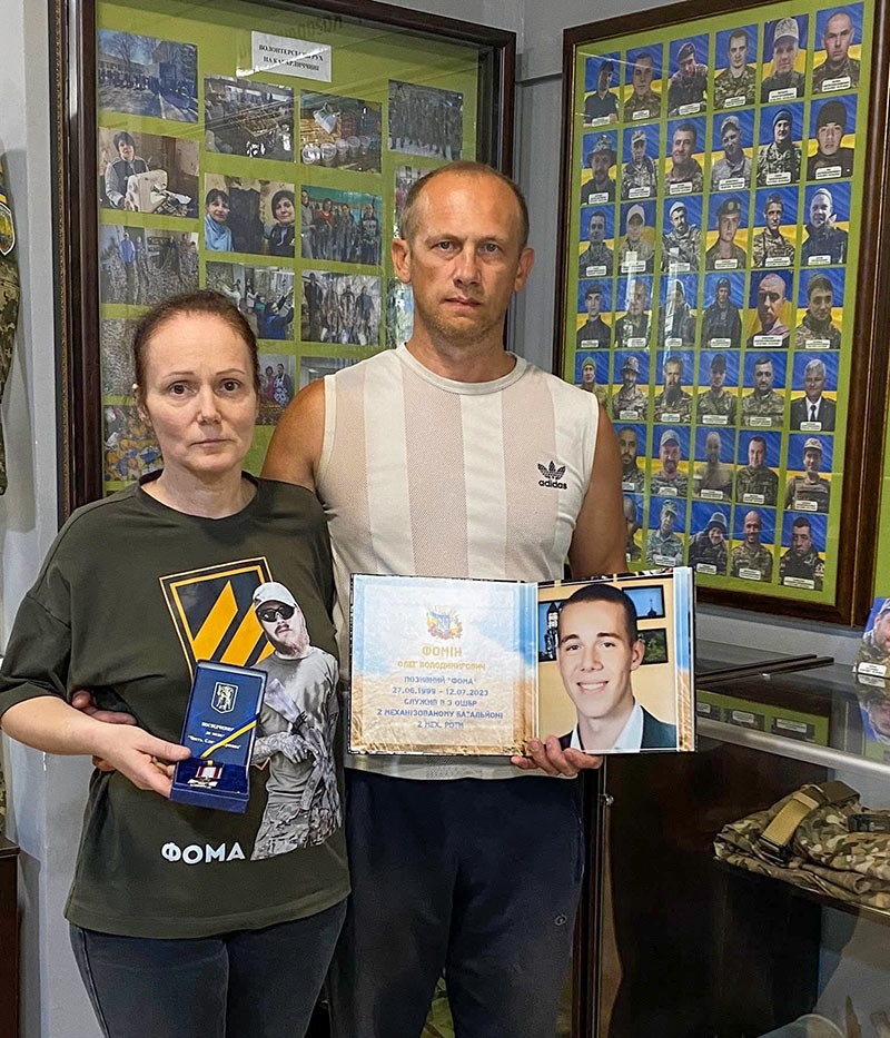 Тетяна та Володимир Фоміни із посмертною нагородою сина в музеї в Кагарлику