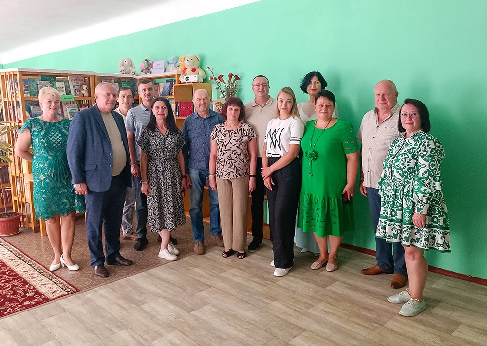 Учасники відкриття творчого простору в бібліотеці в Слободі
