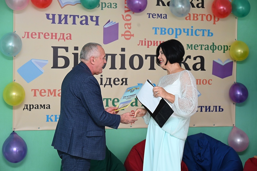 Олександр Панюта передає Світлані Шамовій сертефікат від Кагарлицької міськради