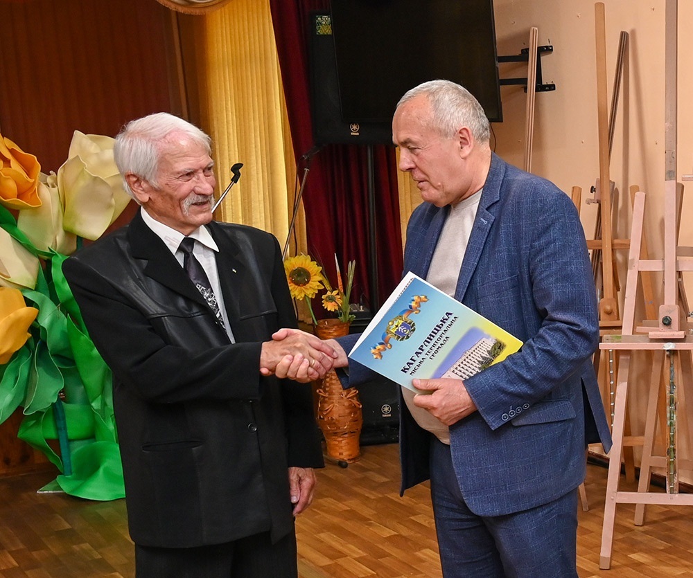 Кагарлицький міський голова Олександр Панюта нагороджує Олега Даниленка