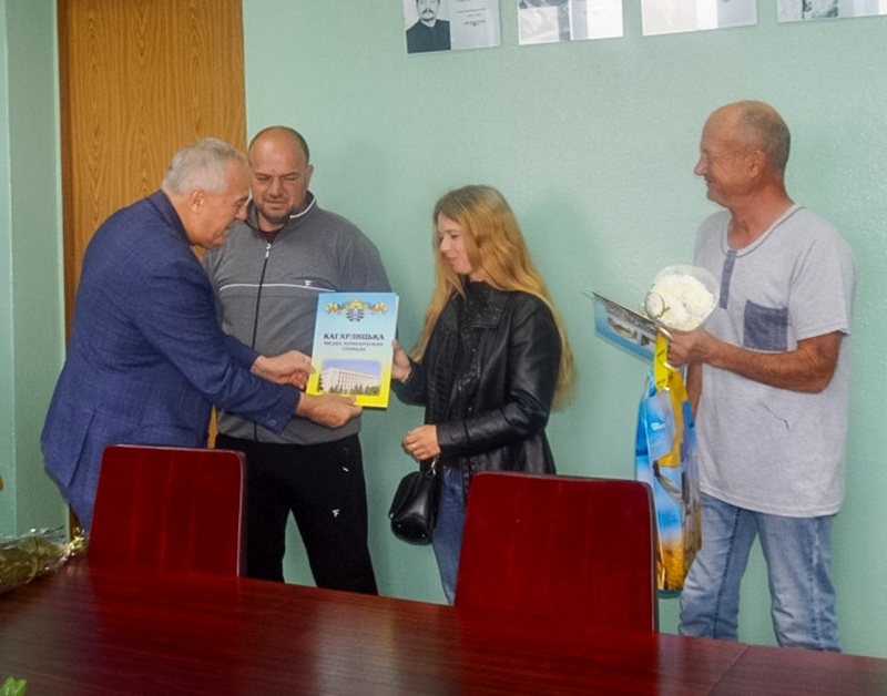 Олександр Панюта вручає Подяку Вікторії Комар