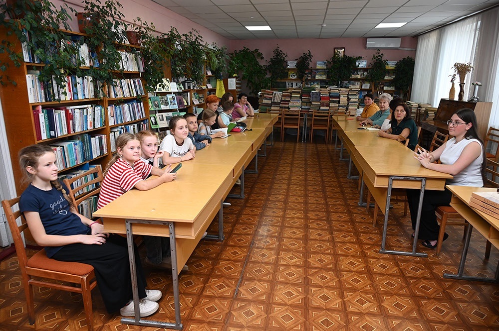 Учасники нагородження переможців літературного конкурсу "Кращий читач на літніх канікулах" в Центральній бібліотеці в Кагарлику