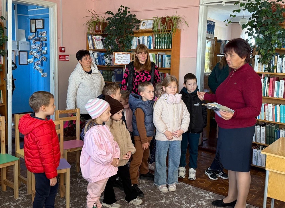 Дітям розповідає про письменників бібліотекарка вбібліотеці в Кагарлику