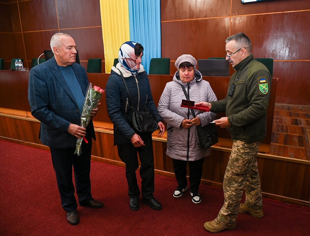 Посмертну нагороду Юрія Шарандака отримують мама і бабуся Героя