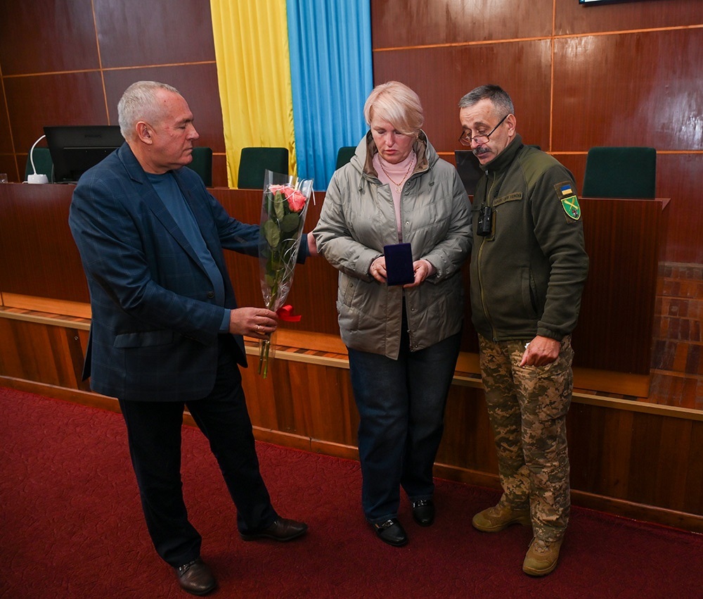 Посмертну нагороду Юрія Семененка отримує сестра Героя