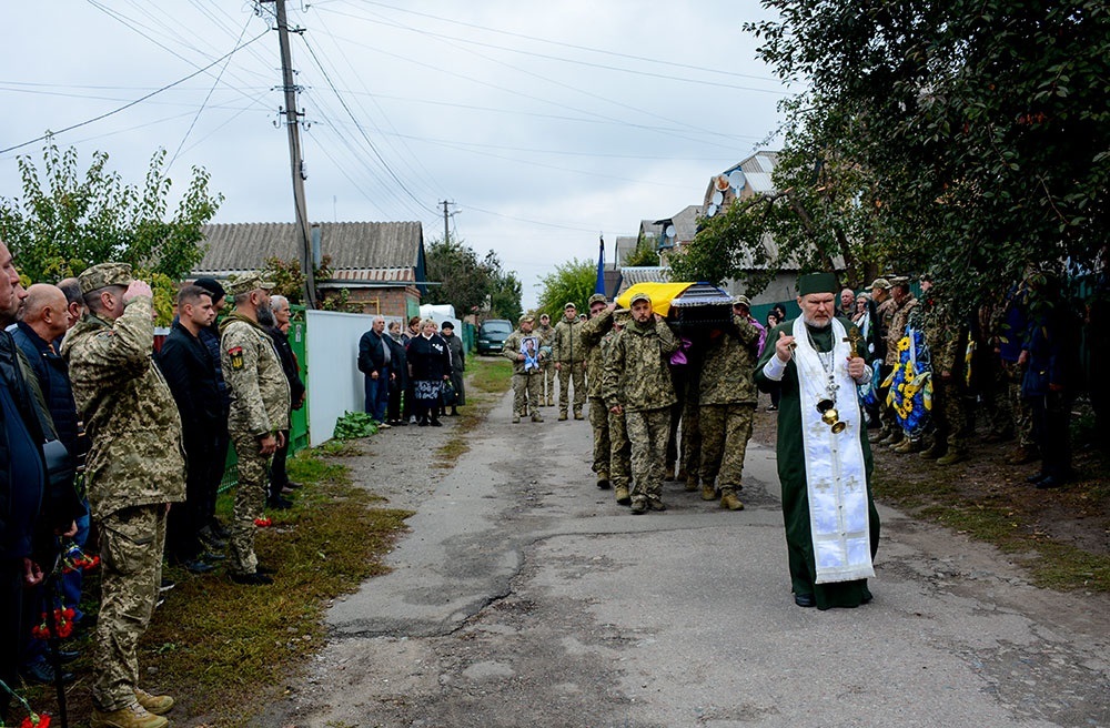 У Кагарлику провели в останню путь воїна Віктора Гаркавенка 8