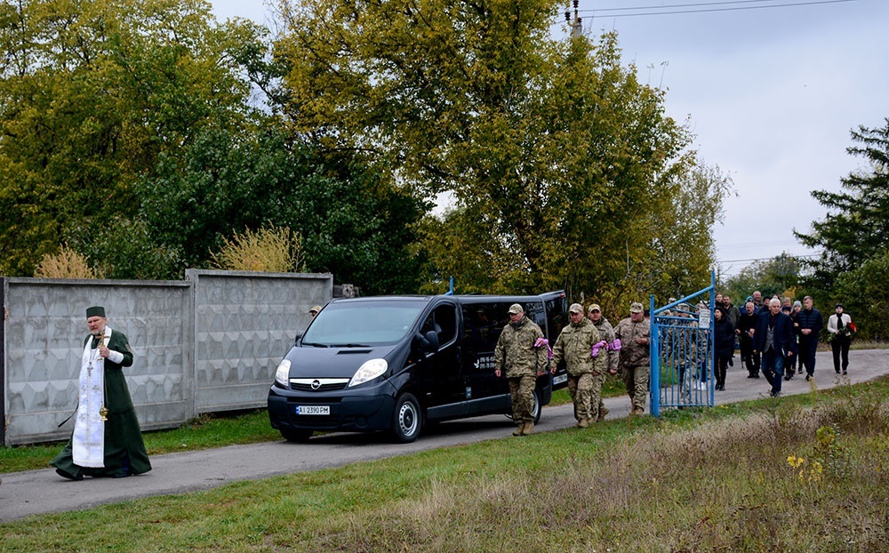У Кагарлику провели в останню путь воїна Віктора Гаркавенка 13