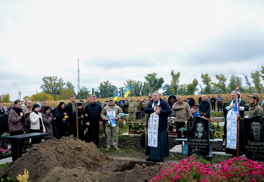 У Кагарлику провели в останню путь воїна Віктора Гаркавенка 21