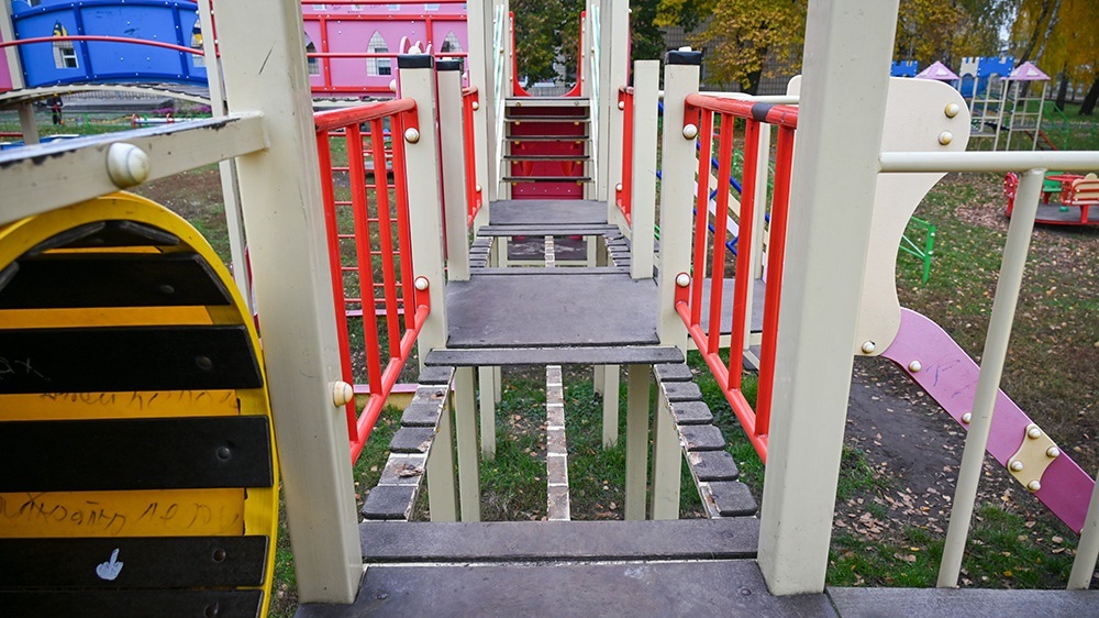 Пошкоджені містки на дитячому майданчику в Кагарлику 2