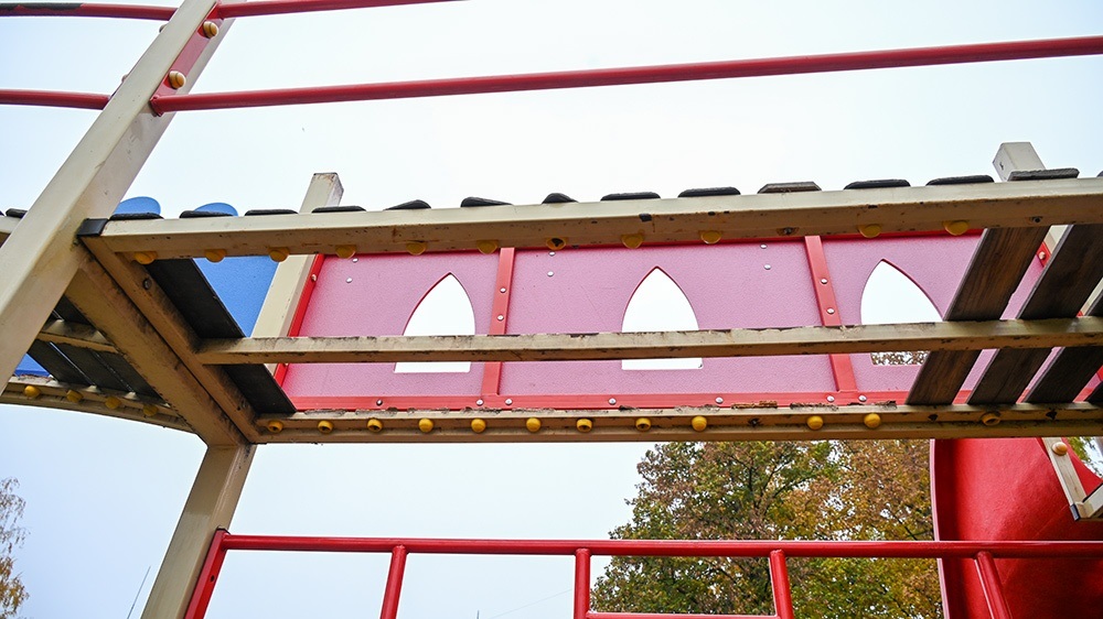 Пошкоджені містки на дитячому майданчику в Кагарлику 3