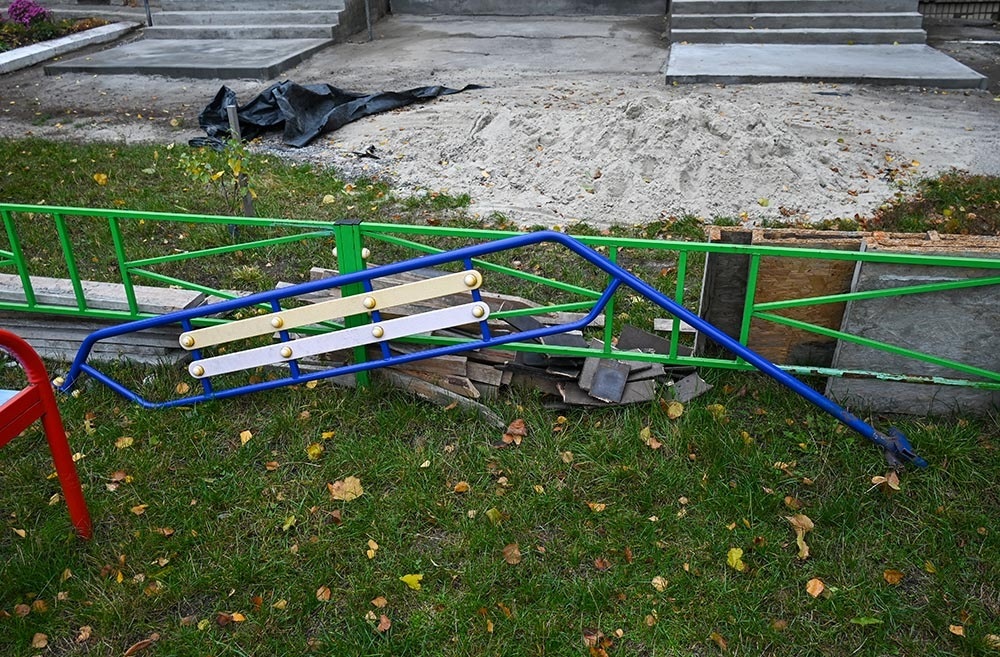 Пошкоджені елементи дитячого майданчика в Кагарлику