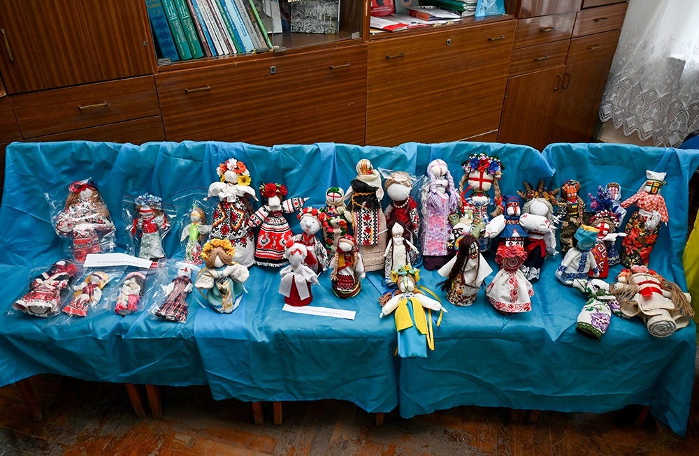 Частина колекції з 193 українських ляльок-мотанок, виготовлених для продажу на аукціонах у США на підтримку ЗСУ