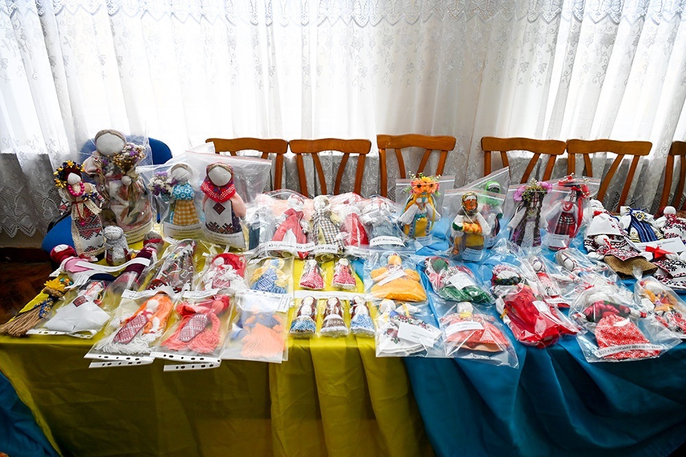 Частина колекції з 193 українських ляльок-мотанок, виготовлених для продажу на аукціонах у США на підтримку ЗСУ 2