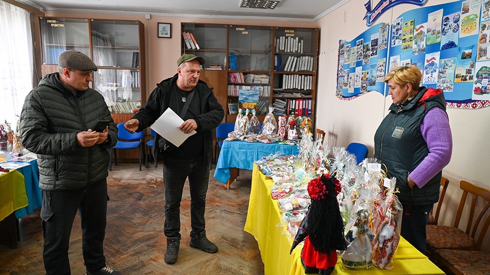 Волонтери БФ "Зерна добра" Олександр Міхайловський та Анатолій Єрмолін та заступниця Кагарлицького міського голови Любов Коваль