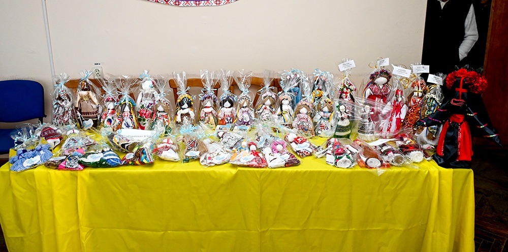 Частина колекції з 193 українських ляльок-мотанок, виготовлених для продажу на аукціонах у США на підтримку ЗСУ 5