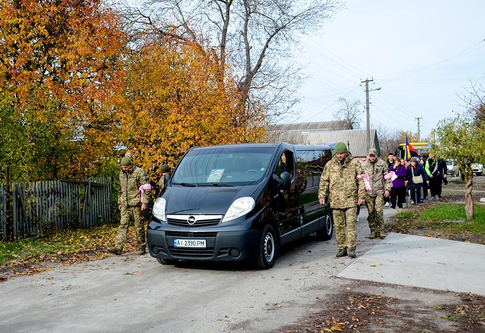 У Кагарлику провели в останню путь воїна Євгенія Пасічного - 10