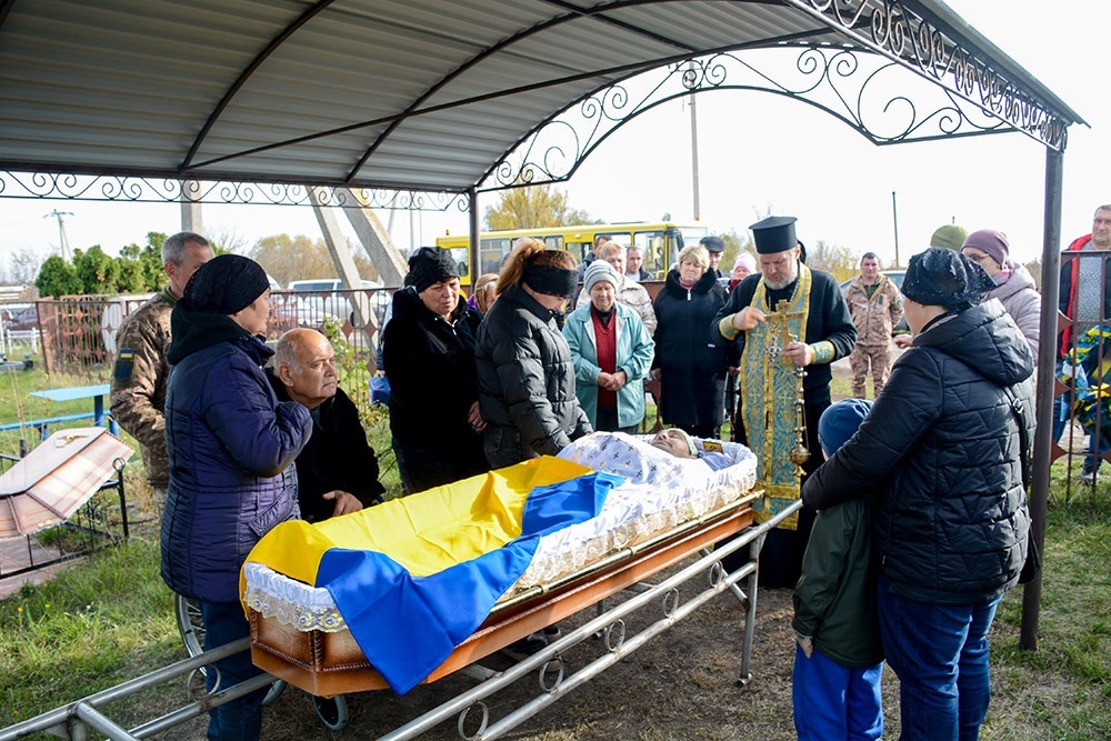 У Кагарлику провели в останню путь воїна Євгенія Пасічного - 13
