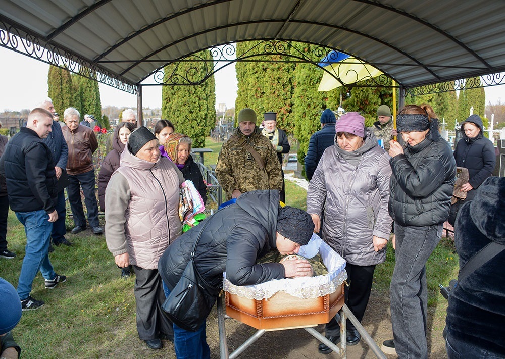 У Кагарлику провели в останню путь воїна Євгенія Пасічного - 15