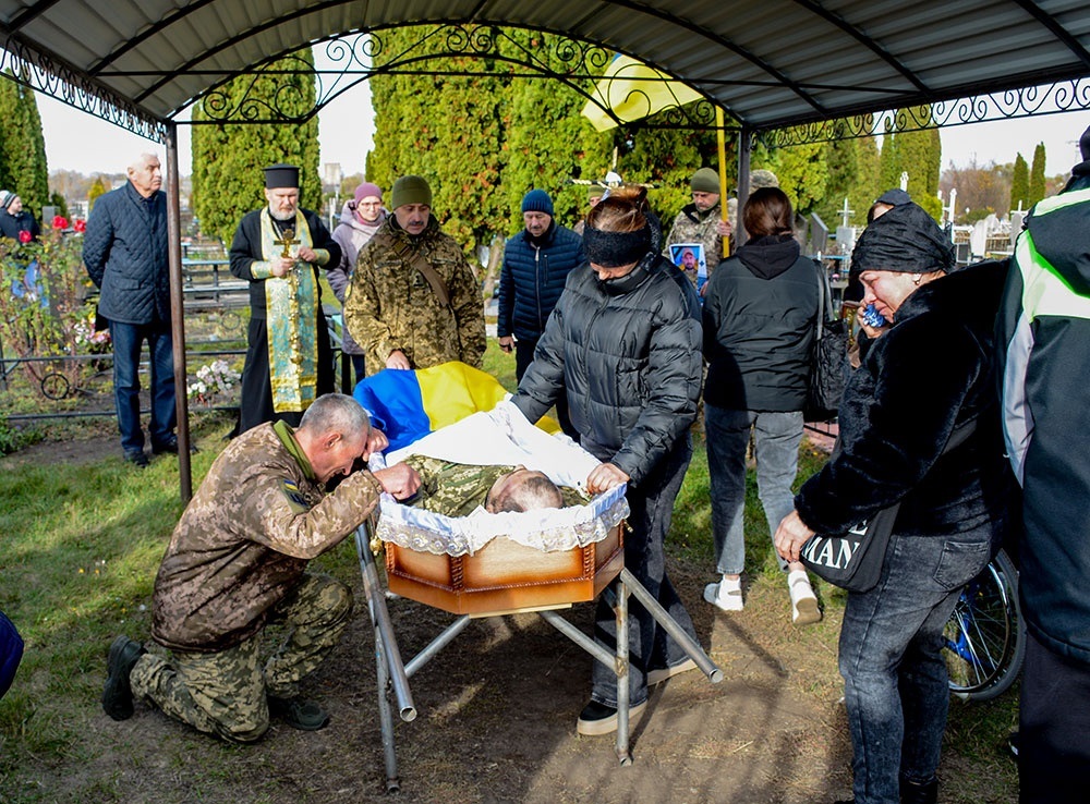 У Кагарлику провели в останню путь воїна Євгенія Пасічного - 16