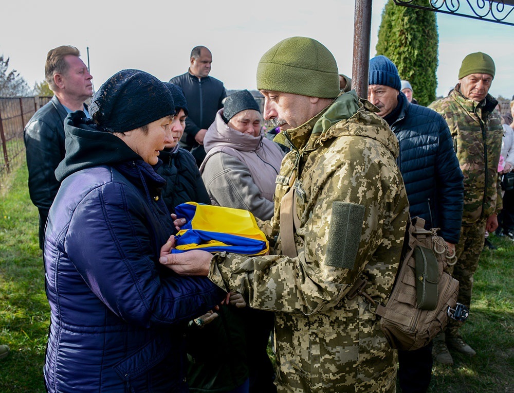 У Кагарлику провели в останню путь воїна Євгенія Пасічного - 18