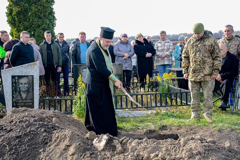 У Кагарлику провели в останню путь воїна Євгенія Пасічного - 21