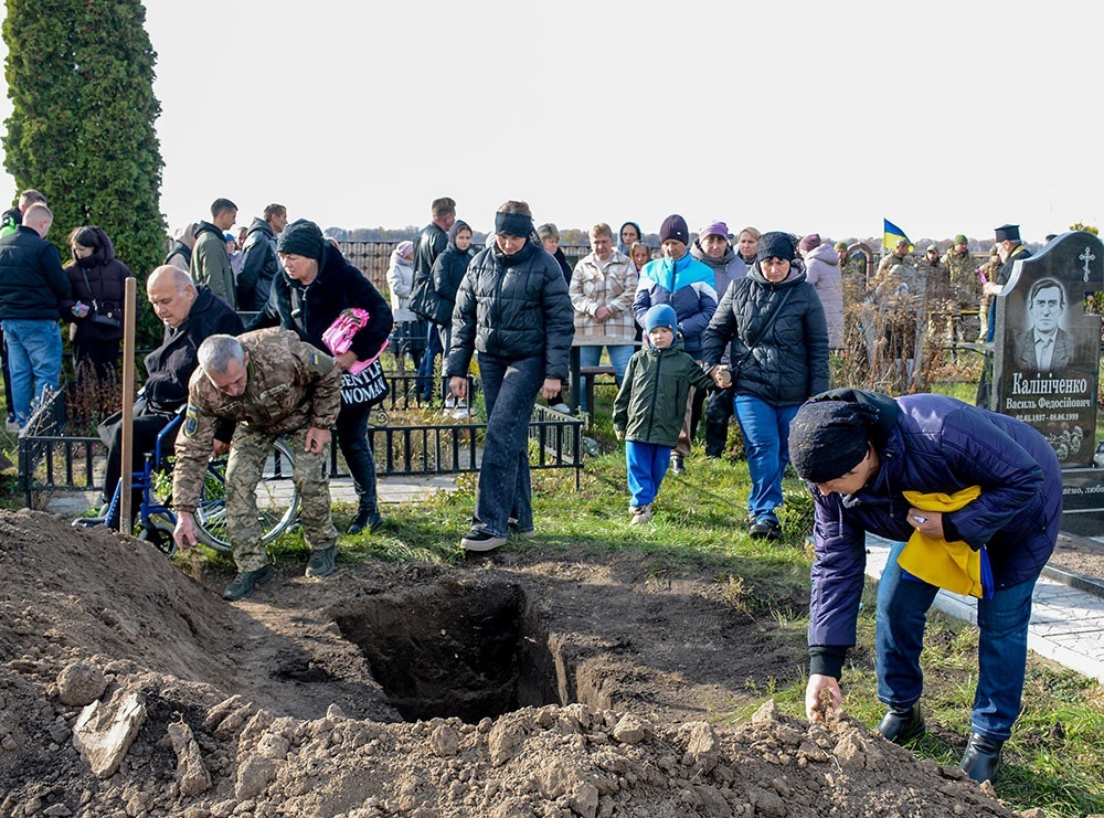 У Кагарлику провели в останню путь воїна Євгенія Пасічного - 22