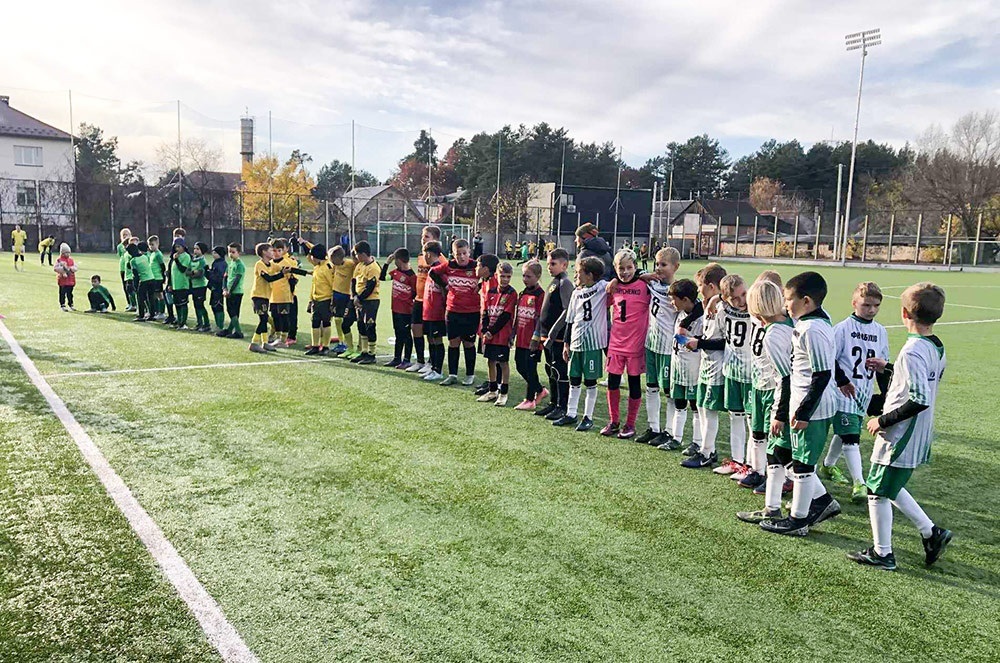 Учасники осіннього чемпіонату з футболу у селищі Козин на Обухівщині
