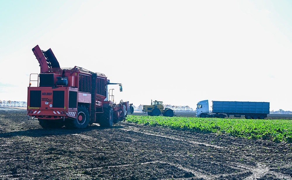 Цього року ваговози на полях тонуть, і їх доводиться буксирувати