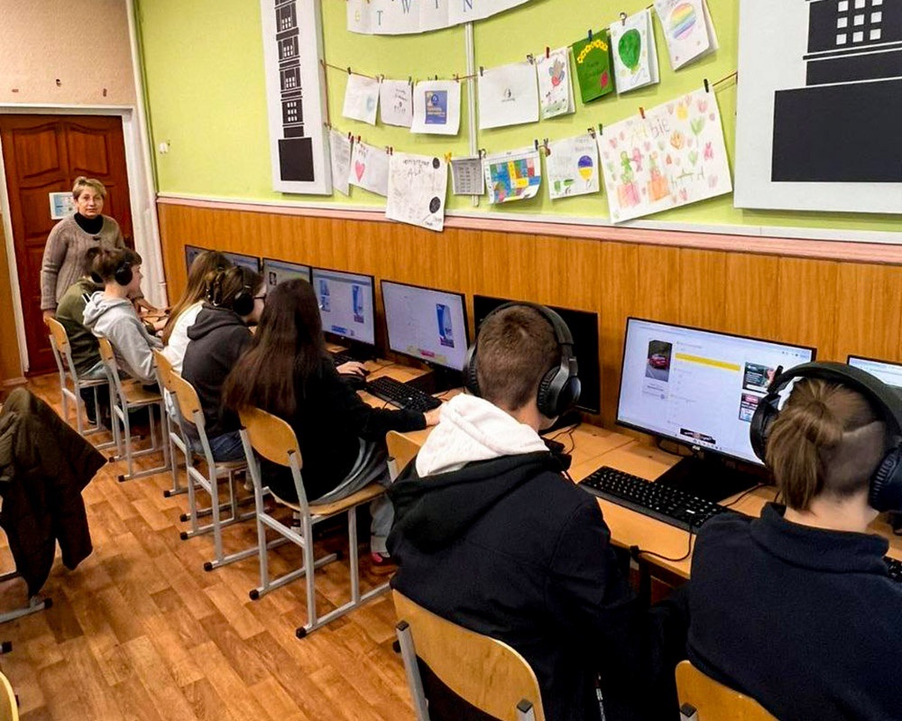 Тетяна Ткач з учнями в навушника, виграними по гранту SEED