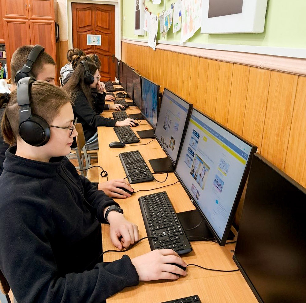 Учні працюють в навушниках, отриманих по гранту SEED