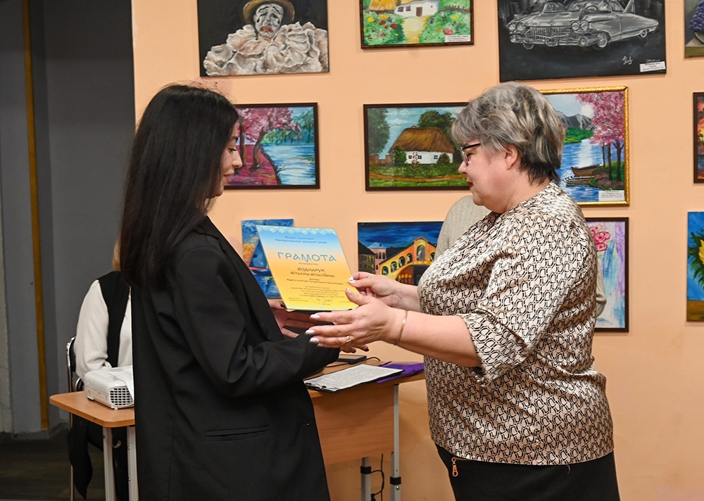 Грамоту отримує Віталіна Бондарук