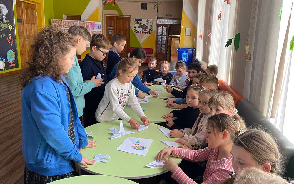 Майстерка з виготовлення паперових "голубів миру" в Кагарлицькому ліцеї №1