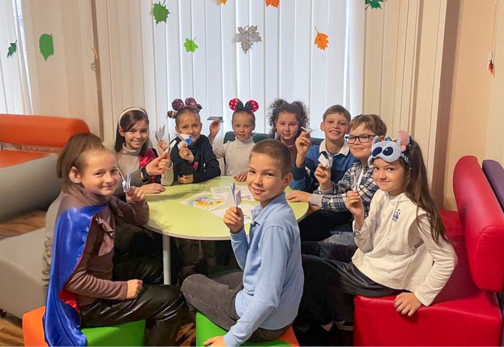 Учасники та учасниці рою "Соколята" Кагарлицького ліцею №1 із "голубами миру", які вони виготовили власноруч