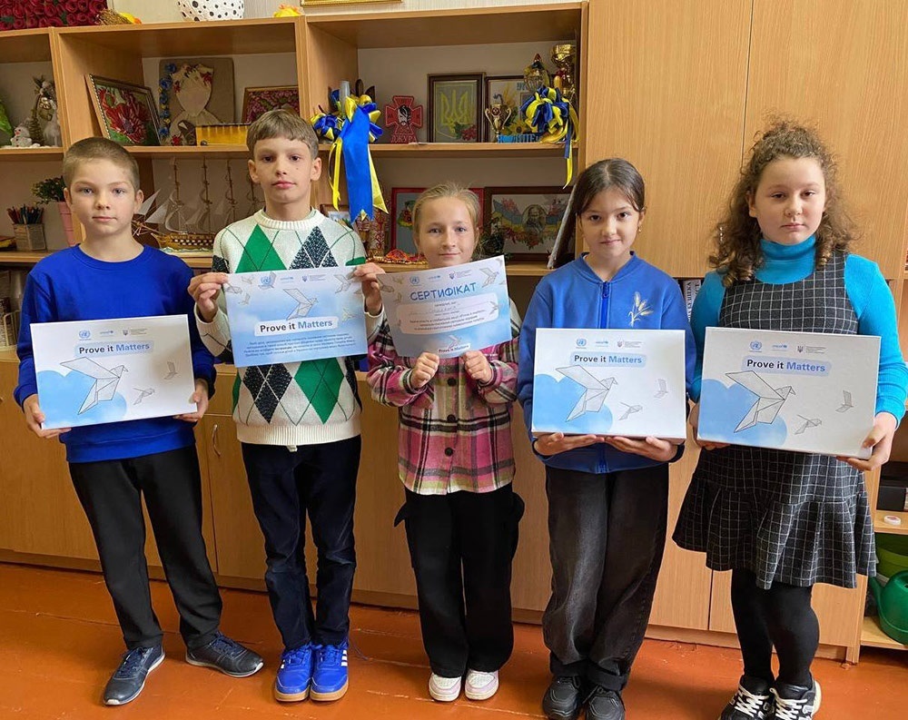 "Соколята" із Кагарлицького ліцею №1 із Сертифікатами учасників акції "Голубина пошта"