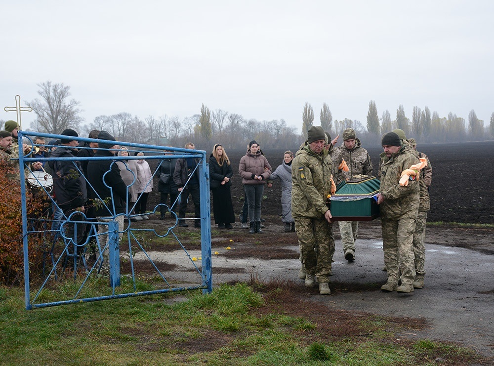 У Кагарлику провели в останню путь воїна Віталія Шандренка 15