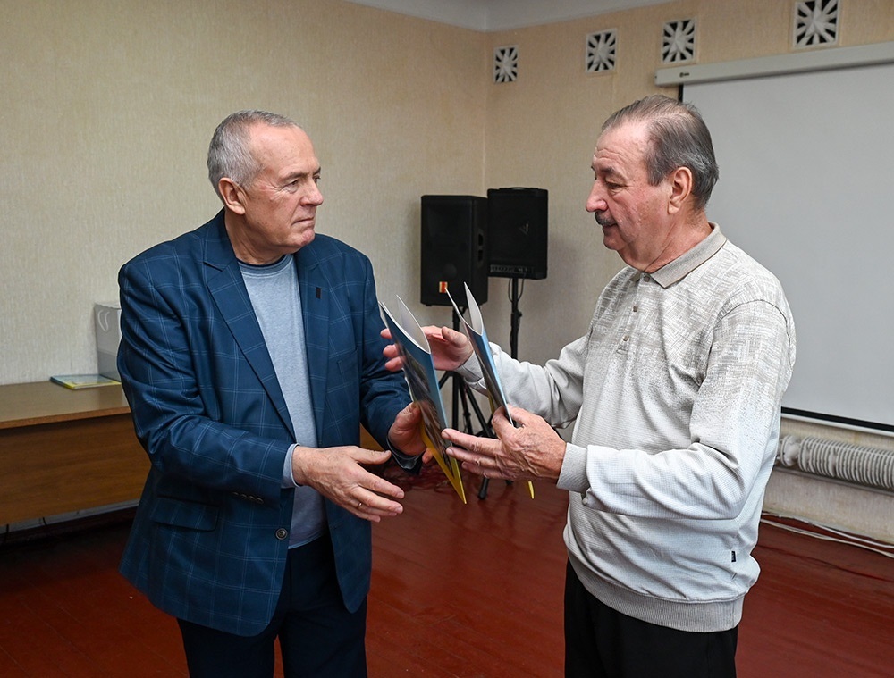 Олександр Панюта вручає Подяку і сертифікат керівнику ТБ "Кагарлик" Григорію Лавриненку