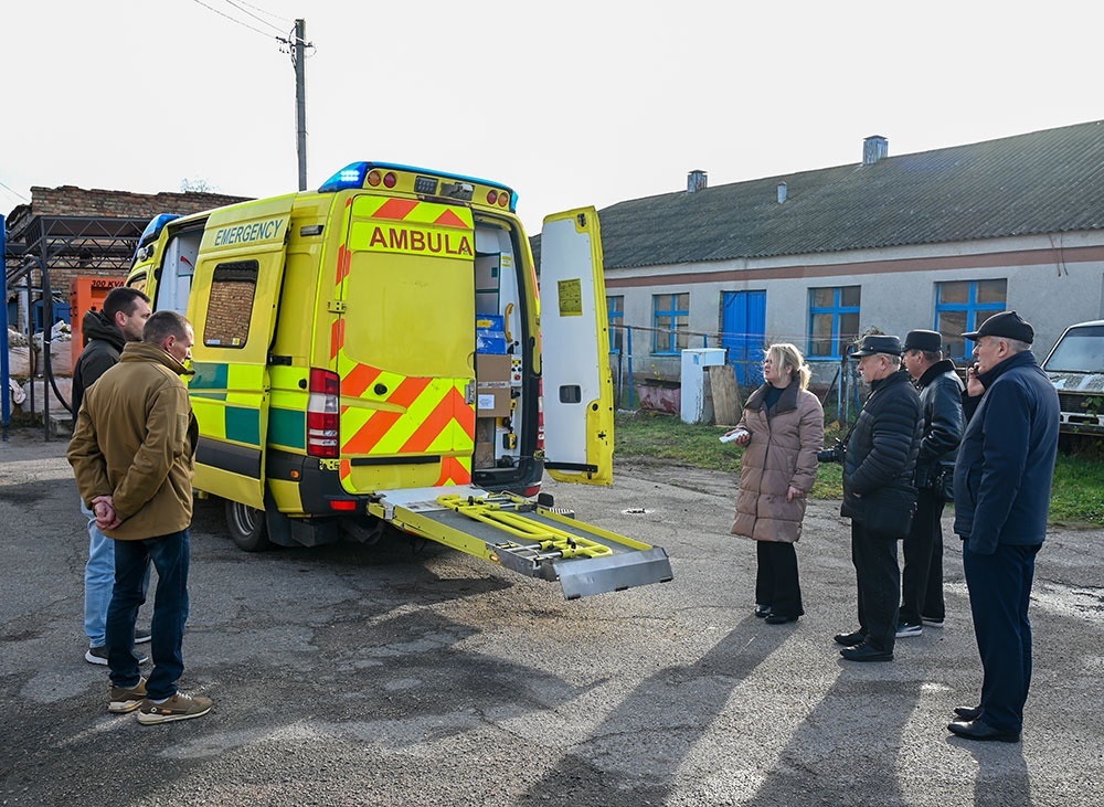 Реанімобіль обладнаний підйомником, що полегшує транспортування маломобільних пацієнтів
