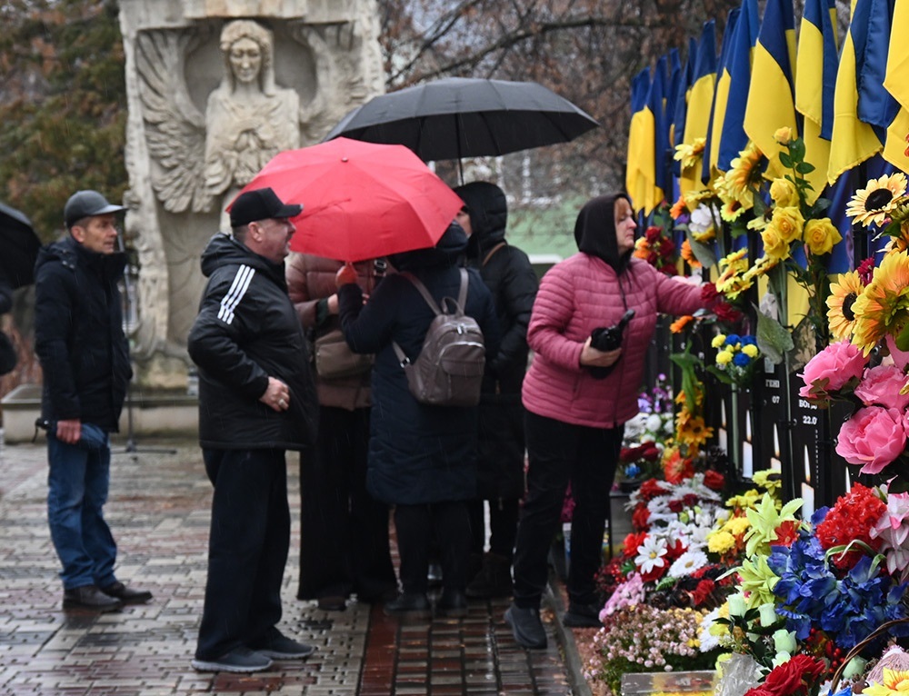 Рідні загиблих воїнів на Алеї Славив Кагарлику