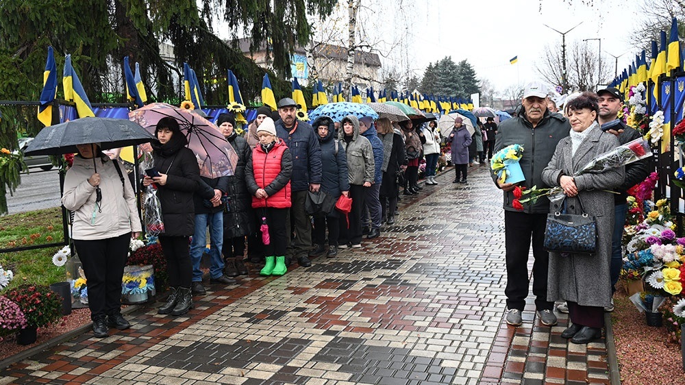 Учасники мітингу-реквієму до ДНя Гідності та Свободи у Кагарлику