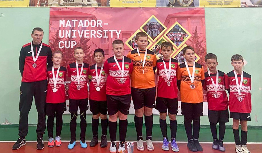 Переможець турніру з футзалу в Переяславі ФК «ДЮСШ-ДРУЖБА» з Кагарлика та їхній тренер Роман Свиридченко