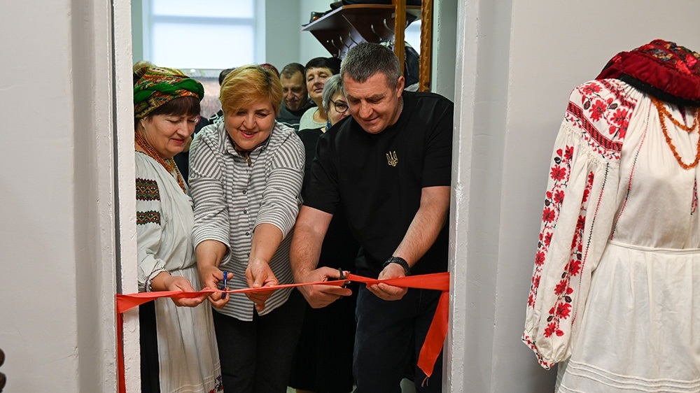 Любов Коваль та Анатолій Єрмолін перерізають символічну стрічку до нової виставкової зали Кагарлицького історико-краєзнавчого музею