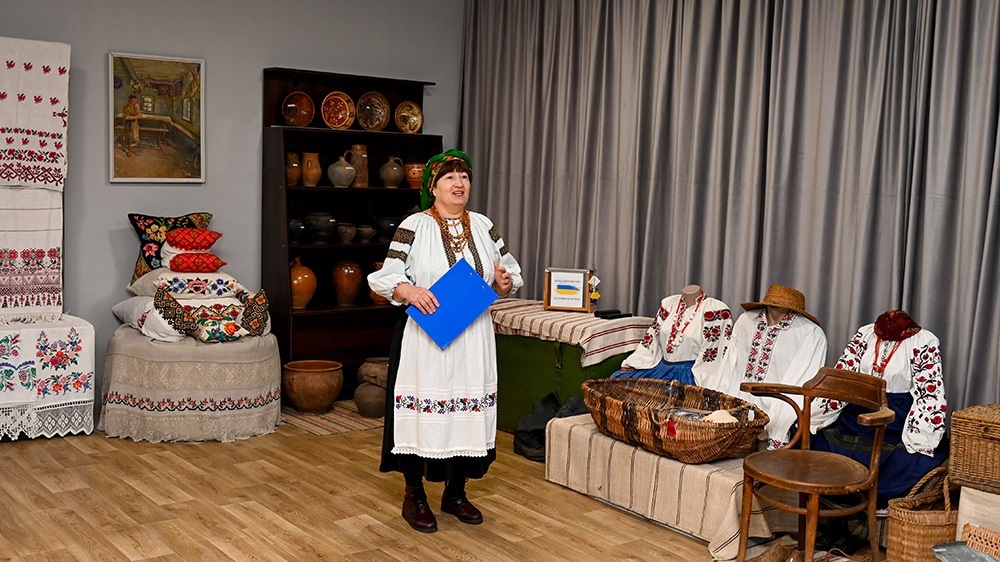 Валентина Віценко вітає учасників заходу в новій виставковій залі Кагарлицького історико-краєзнавчого музею