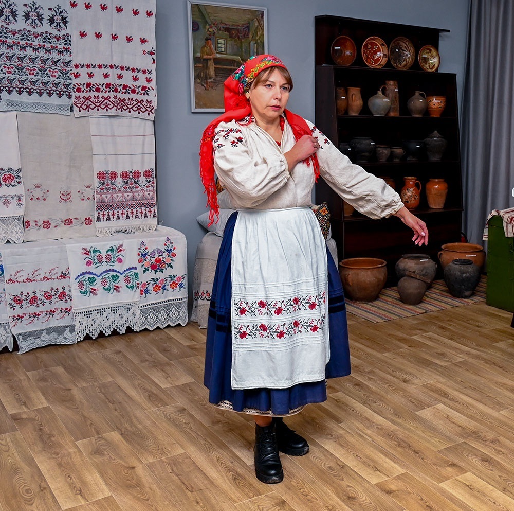 Ірина Мироненко демонструє національний одяг