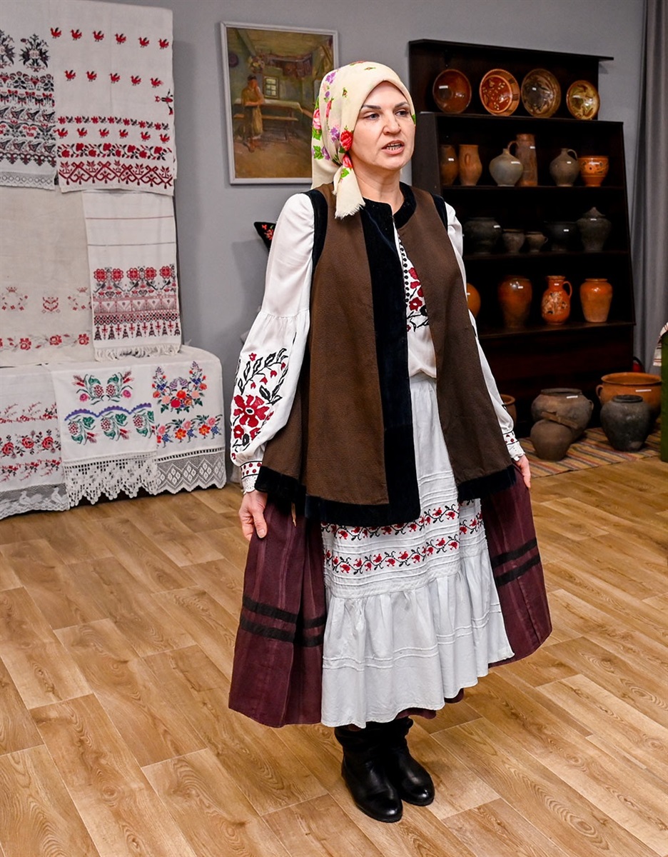 Інна Онопрієнко демонструє національний одяг