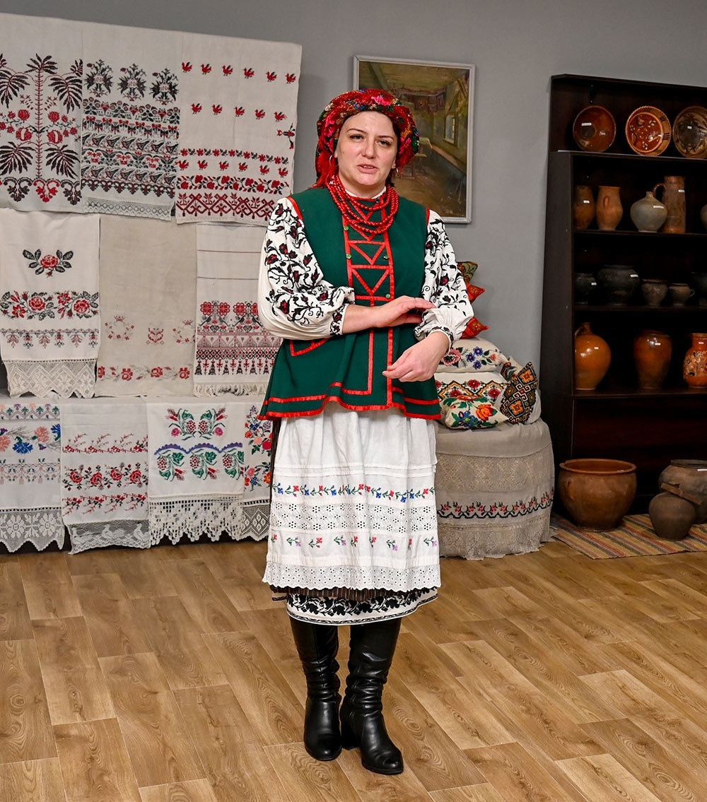 Олеся Чайка демонструє національний одяг